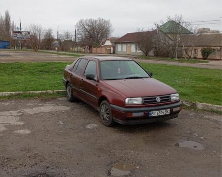 Красный Фольксваген Венто, объемом двигателя 2 л и пробегом 200 тыс. км за 1700 $, фото 1 на Automoto.ua