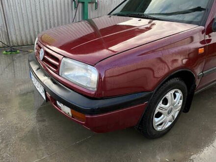 Красный Фольксваген Венто, объемом двигателя 1.78 л и пробегом 300 тыс. км за 2199 $, фото 1 на Automoto.ua