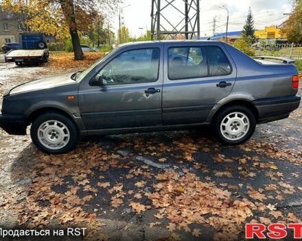 Сірий Фольксваген Венто, об'ємом двигуна 2 л та пробігом 300 тис. км за 1150 $, фото 3 на Automoto.ua