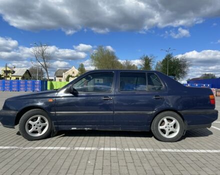 Синій Фольксваген Венто, об'ємом двигуна 1.8 л та пробігом 298 тис. км за 1600 $, фото 4 на Automoto.ua