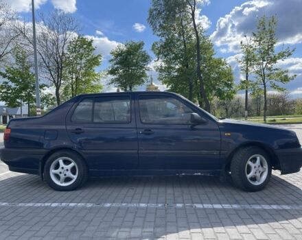 Синій Фольксваген Венто, об'ємом двигуна 1.8 л та пробігом 298 тис. км за 1600 $, фото 1 на Automoto.ua