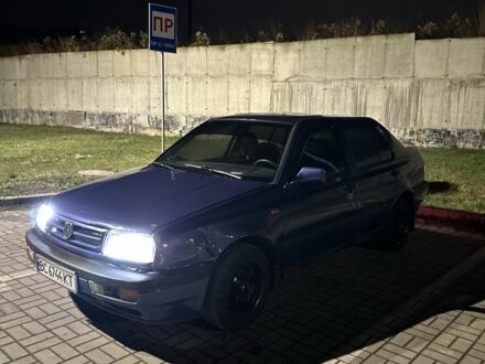 Синій Фольксваген Венто, об'ємом двигуна 1.8 л та пробігом 300 тис. км за 1650 $, фото 1 на Automoto.ua