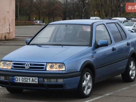 Синій Фольксваген Венто, об'ємом двигуна 1.8 л та пробігом 146 тис. км за 2200 $, фото 1 на Automoto.ua