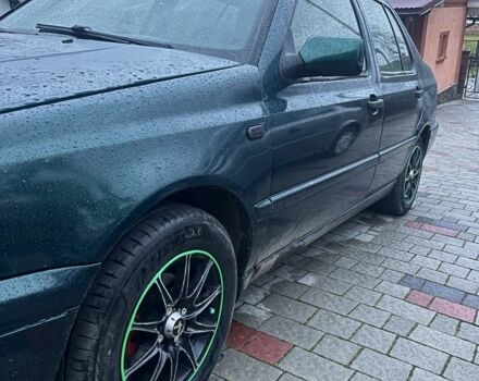 Зеленый Фольксваген Венто, объемом двигателя 1.8 л и пробегом 240 тыс. км за 2400 $, фото 1 на Automoto.ua