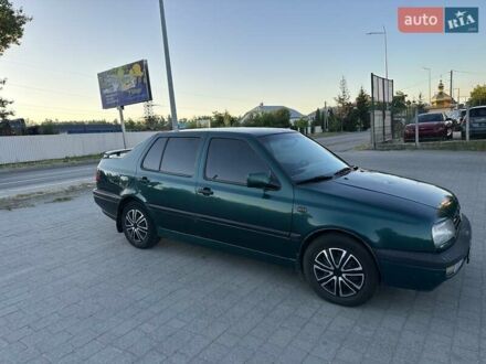 Зеленый Фольксваген Венто, объемом двигателя 1.6 л и пробегом 300 тыс. км за 2400 $, фото 1 на Automoto.ua
