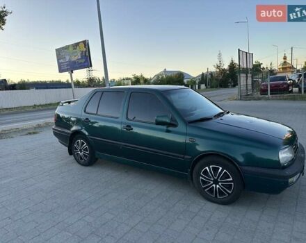 Зеленый Фольксваген Венто, объемом двигателя 1.6 л и пробегом 300 тыс. км за 2400 $, фото 1 на Automoto.ua