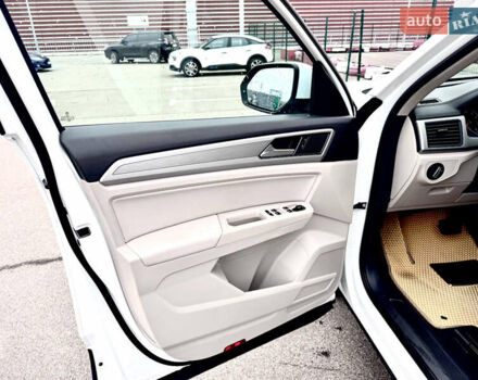 Белый Фольксваген Atlas, объемом двигателя 3.6 л и пробегом 142 тыс. км за 25000 $, фото 20 на Automoto.ua