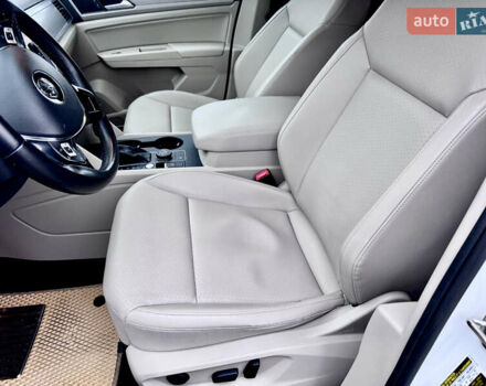 Белый Фольксваген Atlas, объемом двигателя 3.6 л и пробегом 142 тыс. км за 25000 $, фото 24 на Automoto.ua