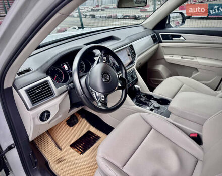 Белый Фольксваген Atlas, объемом двигателя 3.6 л и пробегом 142 тыс. км за 25000 $, фото 25 на Automoto.ua