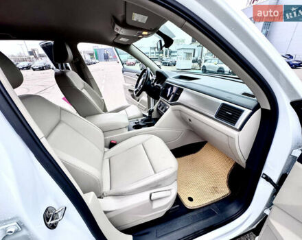 Белый Фольксваген Atlas, объемом двигателя 3.6 л и пробегом 142 тыс. км за 25000 $, фото 14 на Automoto.ua