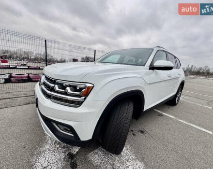 Белый Фольксваген Atlas, объемом двигателя 3.6 л и пробегом 142 тыс. км за 25000 $, фото 1 на Automoto.ua