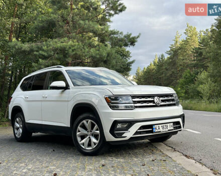 Белый Фольксваген Atlas, объемом двигателя 3.6 л и пробегом 145 тыс. км за 17599 $, фото 1 на Automoto.ua
