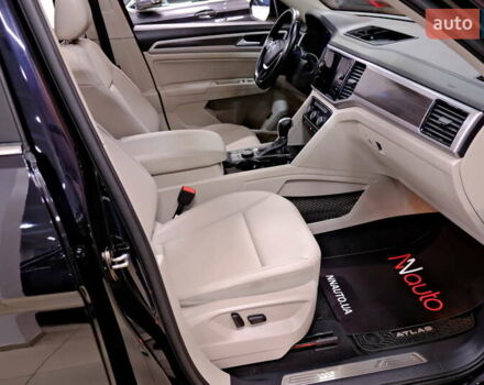 Черный Фольксваген Atlas, объемом двигателя 3.6 л и пробегом 96 тыс. км за 19900 $, фото 44 на Automoto.ua