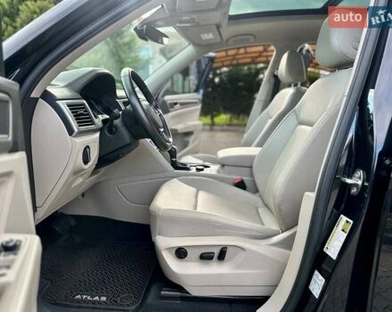 Черный Фольксваген Atlas, объемом двигателя 3.6 л и пробегом 52 тыс. км за 25500 $, фото 3 на Automoto.ua