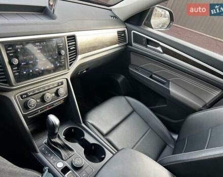 Черный Фольксваген Atlas, объемом двигателя 3.6 л и пробегом 22 тыс. км за 32300 $, фото 4 на Automoto.ua