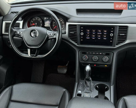 Серый Фольксваген Atlas, объемом двигателя 3.6 л и пробегом 129 тыс. км за 21900 $, фото 23 на Automoto.ua