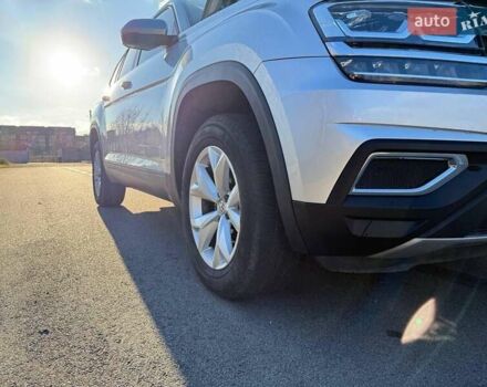 Серый Фольксваген Atlas, объемом двигателя 1.98 л и пробегом 132 тыс. км за 18100 $, фото 4 на Automoto.ua