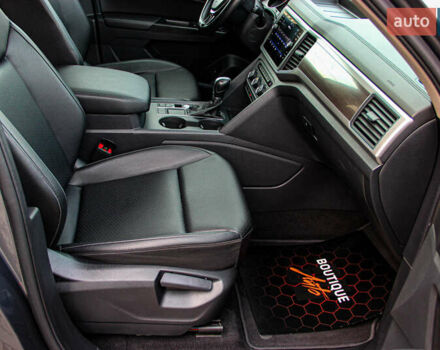 Серый Фольксваген Atlas, объемом двигателя 2 л и пробегом 128 тыс. км за 18500 $, фото 33 на Automoto.ua