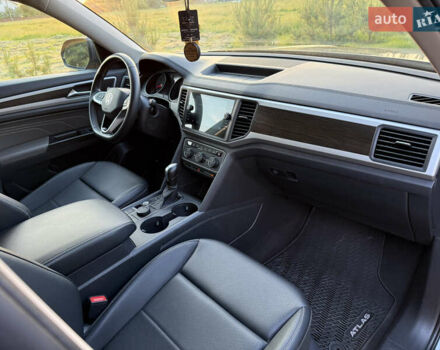 Сірий Фольксваген Atlas, об'ємом двигуна 3.6 л та пробігом 101 тис. км за 25900 $, фото 20 на Automoto.ua