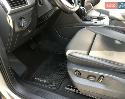 Сірий Фольксваген Atlas, об'ємом двигуна 3.6 л та пробігом 98 тис. км за 32500 $, фото 15 на Automoto.ua
