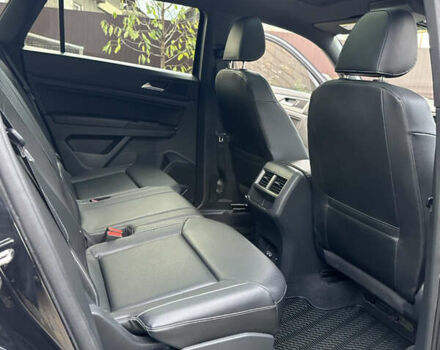 Черный Фольксваген Atlas Cross Sport, объемом двигателя 2 л и пробегом 121 тыс. км за 25950 $, фото 32 на Automoto.ua