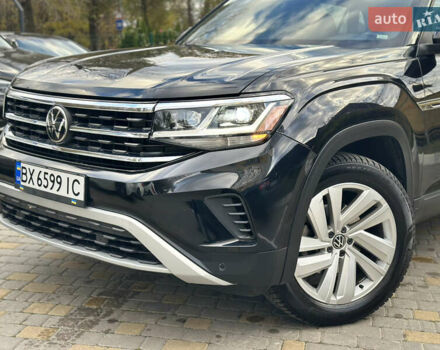 Черный Фольксваген Atlas Cross Sport, объемом двигателя 2 л и пробегом 121 тыс. км за 25950 $, фото 1 на Automoto.ua