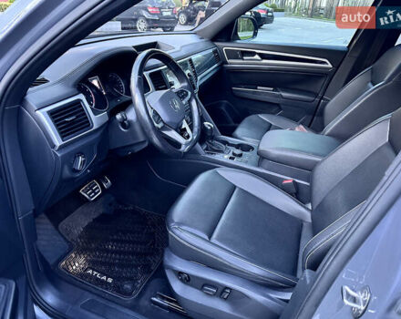 Серый Фольксваген Atlas Cross Sport, объемом двигателя 3.6 л и пробегом 86 тыс. км за 27000 $, фото 12 на Automoto.ua
