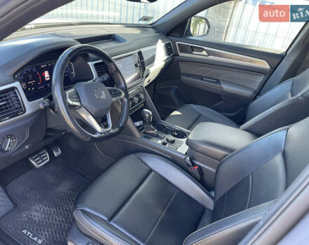 Серый Фольксваген Atlas Cross Sport, объемом двигателя 3.6 л и пробегом 95 тыс. км за 26000 $, фото 16 на Automoto.ua