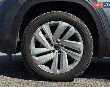 Серый Фольксваген Atlas Cross Sport, объемом двигателя 3.6 л и пробегом 56 тыс. км за 32000 $, фото 2 на Automoto.ua