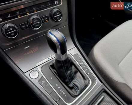 Белый Фольксваген e-Golf, объемом двигателя 0 л и пробегом 121 тыс. км за 8500 $, фото 32 на Automoto.ua