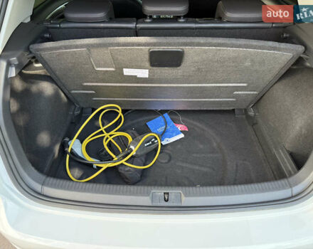 Белый Фольксваген e-Golf, объемом двигателя 0 л и пробегом 95 тыс. км за 9500 $, фото 21 на Automoto.ua