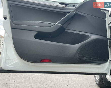 Белый Фольксваген e-Golf, объемом двигателя 0 л и пробегом 92 тыс. км за 9500 $, фото 39 на Automoto.ua