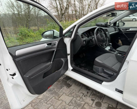 Белый Фольксваген e-Golf, объемом двигателя 0 л и пробегом 99 тыс. км за 8450 $, фото 11 на Automoto.ua