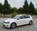 Белый Фольксваген e-Golf, объемом двигателя 0 л и пробегом 101 тыс. км за 8500 $, фото 2 на Automoto.ua