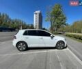 Белый Фольксваген e-Golf, объемом двигателя 0 л и пробегом 56 тыс. км за 10000 $, фото 2 на Automoto.ua