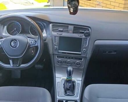Белый Фольксваген e-Golf, объемом двигателя 0 л и пробегом 99 тыс. км за 8100 $, фото 5 на Automoto.ua