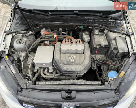 Белый Фольксваген e-Golf, объемом двигателя 0 л и пробегом 99 тыс. км за 8450 $, фото 10 на Automoto.ua