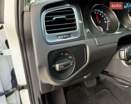 Белый Фольксваген e-Golf, объемом двигателя 0 л и пробегом 95 тыс. км за 9500 $, фото 33 на Automoto.ua