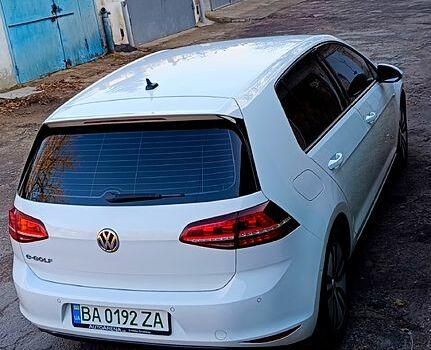 Белый Фольксваген e-Golf, объемом двигателя 0 л и пробегом 108 тыс. км за 10000 $, фото 10 на Automoto.ua