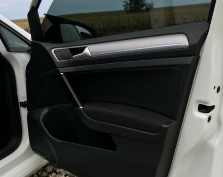 Белый Фольксваген e-Golf, объемом двигателя 0 л и пробегом 110 тыс. км за 8490 $, фото 36 на Automoto.ua