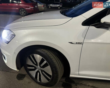 Белый Фольксваген e-Golf, объемом двигателя 0 л и пробегом 121 тыс. км за 9000 $, фото 5 на Automoto.ua
