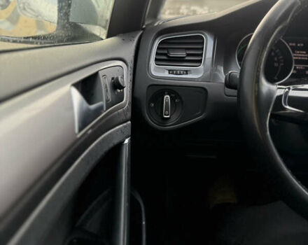 Белый Фольксваген e-Golf, объемом двигателя 0 л и пробегом 68 тыс. км за 6600 $, фото 24 на Automoto.ua