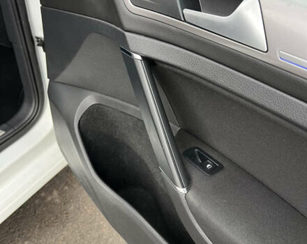 Белый Фольксваген e-Golf, объемом двигателя 0 л и пробегом 126 тыс. км за 8550 $, фото 19 на Automoto.ua