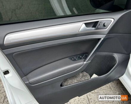 Белый Фольксваген e-Golf, объемом двигателя 24 л и пробегом 93 тыс. км за 10300 $, фото 6 на Automoto.ua