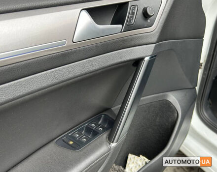 Белый Фольксваген e-Golf, объемом двигателя 24 л и пробегом 93 тыс. км за 10300 $, фото 7 на Automoto.ua