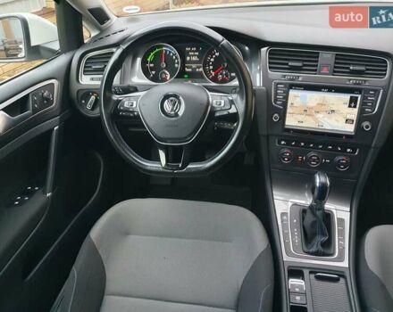 Белый Фольксваген e-Golf, объемом двигателя 0 л и пробегом 130 тыс. км за 8999 $, фото 85 на Automoto.ua