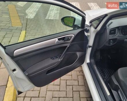 Белый Фольксваген e-Golf, объемом двигателя 0 л и пробегом 122 тыс. км за 7799 $, фото 15 на Automoto.ua