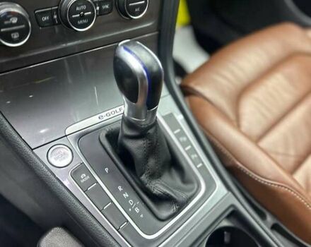 Белый Фольксваген e-Golf, объемом двигателя 0 л и пробегом 103 тыс. км за 11800 $, фото 11 на Automoto.ua