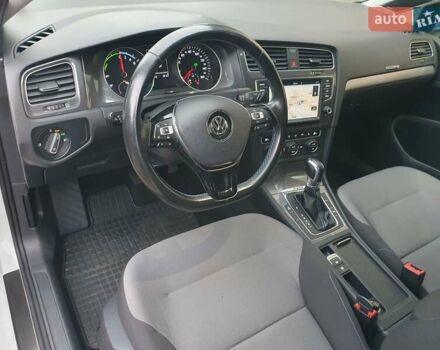 Белый Фольксваген e-Golf, объемом двигателя 0 л и пробегом 130 тыс. км за 8999 $, фото 52 на Automoto.ua
