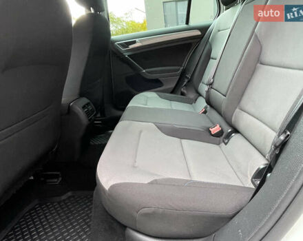 Белый Фольксваген e-Golf, объемом двигателя 0 л и пробегом 91 тыс. км за 8570 $, фото 29 на Automoto.ua